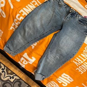 Size 8. No pets no smoking.